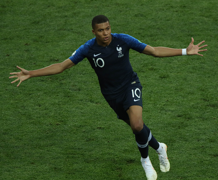 姆巴佩伯納烏貴賓室加冕：首獲歐洲金靴，續(xù)寫<a href='/news/tag/286.html' style='color: blue;'>皇馬</a>傳奇新篇