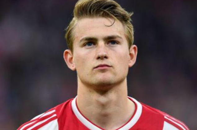 德里赫特：從低谷中崛起，于競爭中奮進