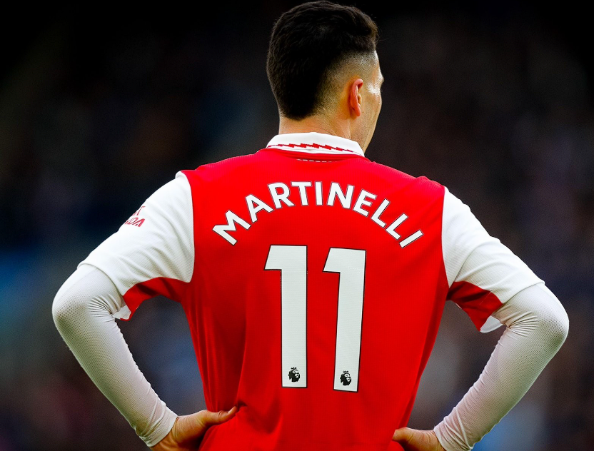 足總杯賽場(chǎng)馬丁內(nèi)利戴帽，爭(zhēng)議后用表現(xiàn)正名