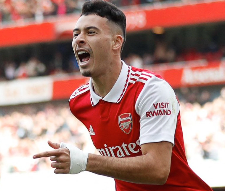 足總杯賽場馬丁內(nèi)利戴帽，爭議后用表現(xiàn)正名