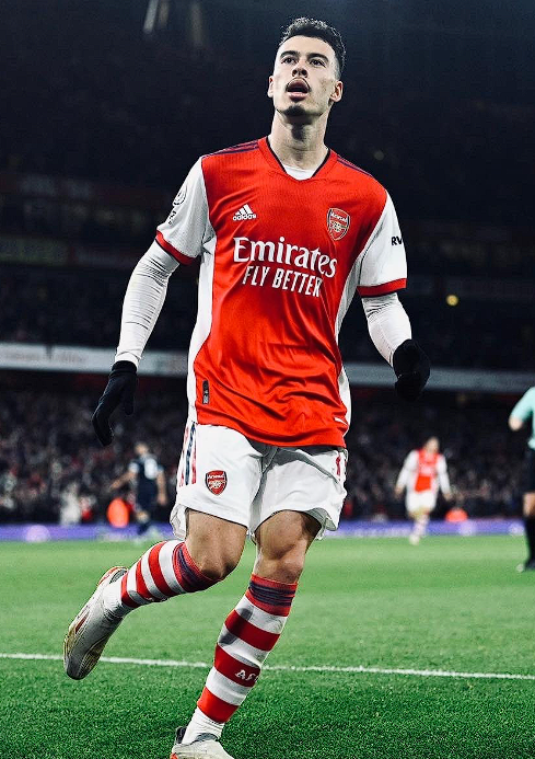 足總杯賽場(chǎng)馬丁內(nèi)利戴帽，爭(zhēng)議后用表現(xiàn)正名